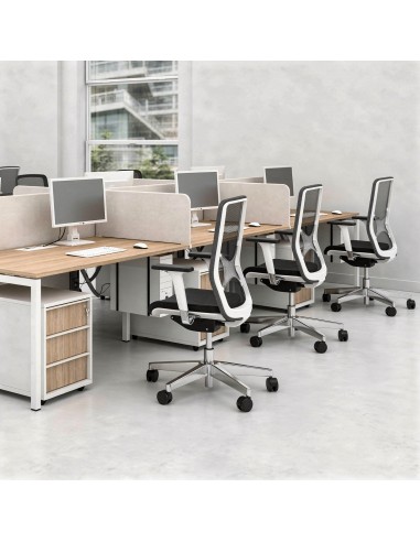 Chaise ergonomique à dossier résille WIND pour travail intensif avec roulettes dans un open space en Suisse.