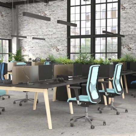 Siège de bureau professionnel tissu avec soutien lombaire WIND dans un bureau partagé à Lucerne.