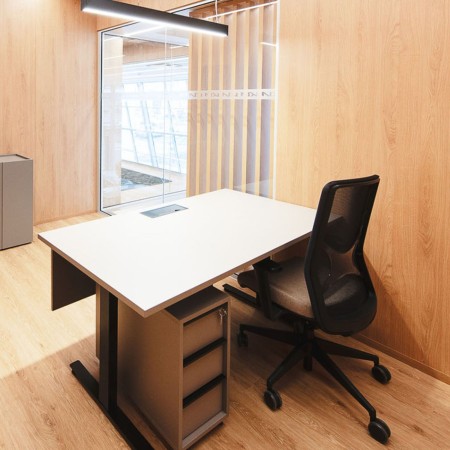 Chaise de bureau ergonomique professionnelle WIND dans un bureau individuel à Neuchâtel.