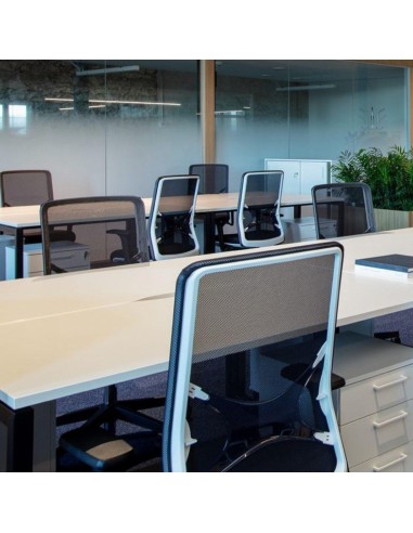 Chaise de bureau ergonomique WIND en résille noire pour open space professionnel à Lausanne.