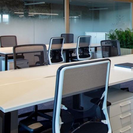 Chaise de bureau ergonomique WIND en résille noire pour open space professionnel à Lausanne.
