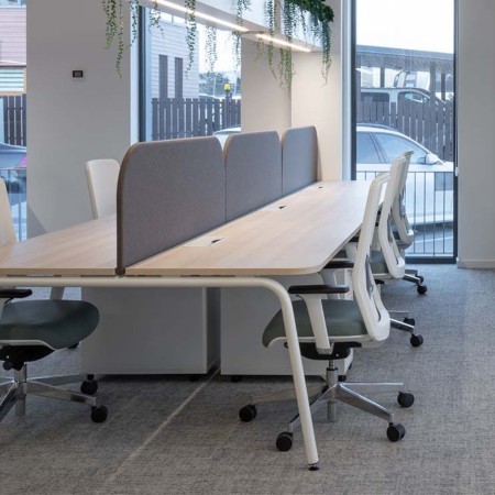Chaise ergonomique WIND pour bureau partagé et espace collaboratif à Bâle.