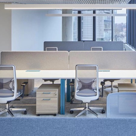 Siège de bureau en résille WIND adapté au travail quotidien en entreprise à Genève.