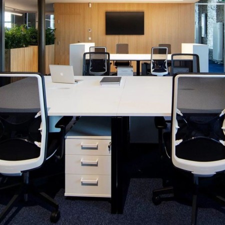 Siège de bureau résille WIND avec mécanisme synchrone et confort ergonomique à Sion.