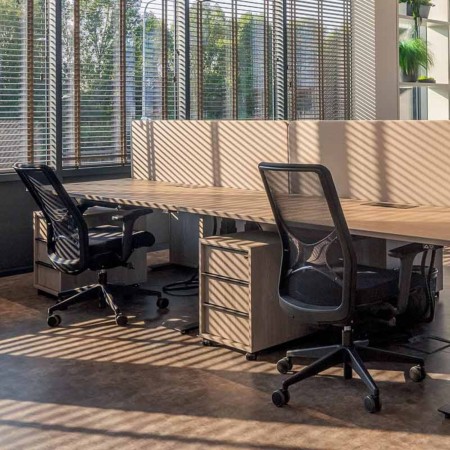 Siège de bureau ergonomique WIND avec dossier en résille, soutien lombaire en X et piètement aluminium. 2