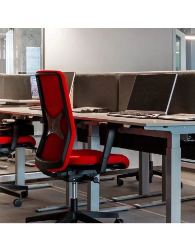 Siège de travail WIND avec dossier rembourré rouge et soutien lombaire intégré dans un bureau professionnel.