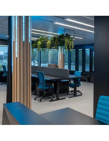 Chaise de bureau ergonomique WIND en tissu bleu installée dans un open space avec panneaux acoustiques à Viège.