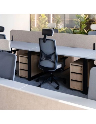 Chaise de bureau WIND avec têtière réglable dans un bureau à Lausanne.