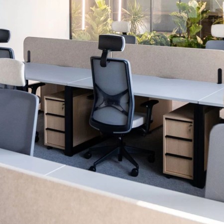 Chaise de bureau WIND avec têtière réglable dans un bureau à Lausanne.
