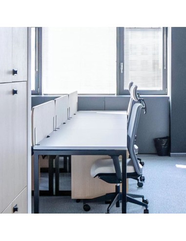 Siège de travail avec mécanisme synchrone et appui-tête réglable WIND dans un open space à Sion.