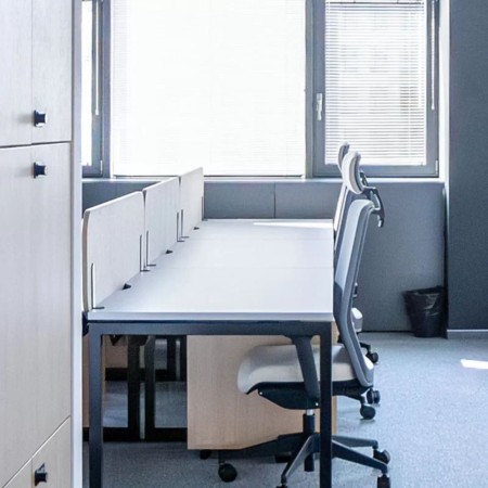 Siège de travail avec mécanisme synchrone et appui-tête réglable WIND dans un open space à Sion.