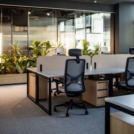 Siège de travail ergonomique WIND avec têtière réglable, dossier résille et assise tissu bleue. 2
