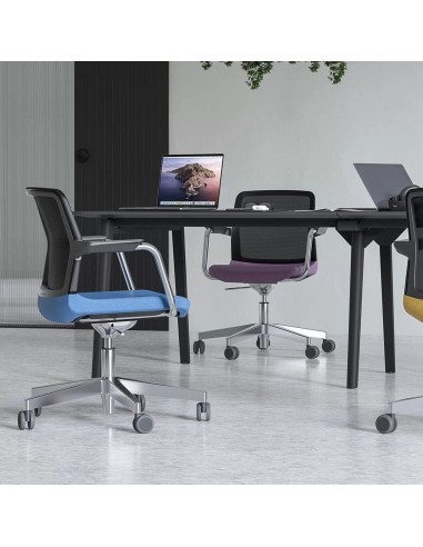 Chaise de réunion pivotante à roulettes WIND dans un bureau à Viège.