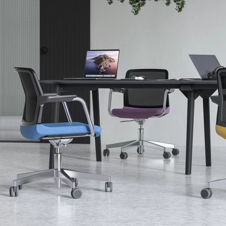 Chaise de réunion pivotante à roulettes WIND dans un bureau à Viège.