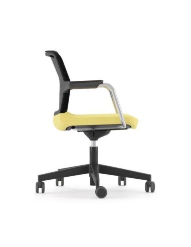 Chaise de réunion WIND jaune de profil avec roulettes et maille.