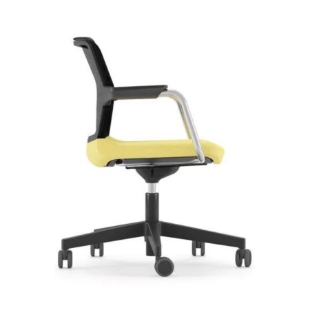 Chaise de réunion WIND jaune de profil avec roulettes et maille.