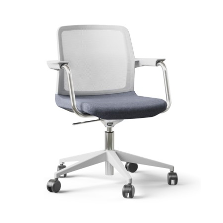 Chaise WIND grise avec accoudoirs et roulettes pour conférences.
