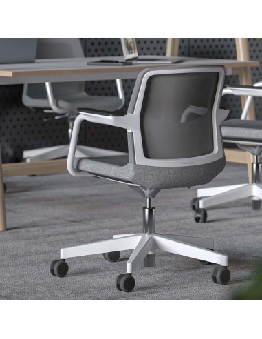 Chaise WIND pour salle de réunion collaborative avec roulettes.
