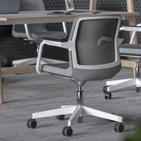 Chaise WIND pour salle de réunion collaborative avec roulettes.