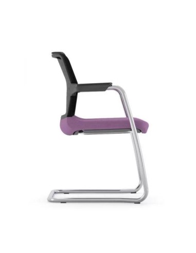 Profil de la chaise cantilever WIND avec dossier en résille et accoudoirs.