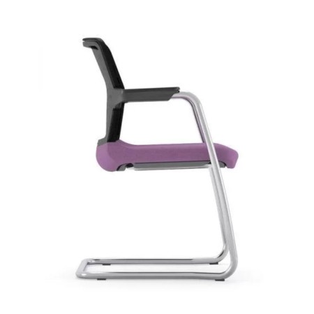 Profil de la chaise cantilever WIND avec dossier en résille et accoudoirs.