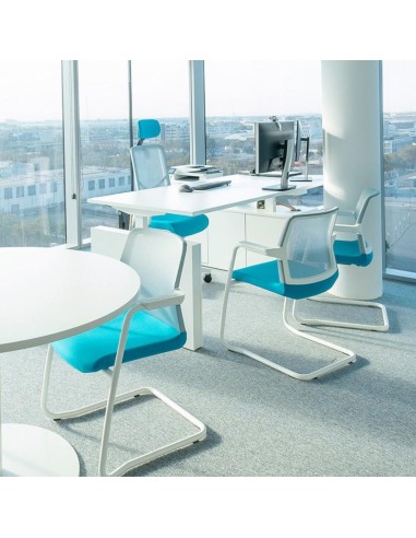 Chaises WIND cantilever dans un espace de réunion lumineux à Lausanne.