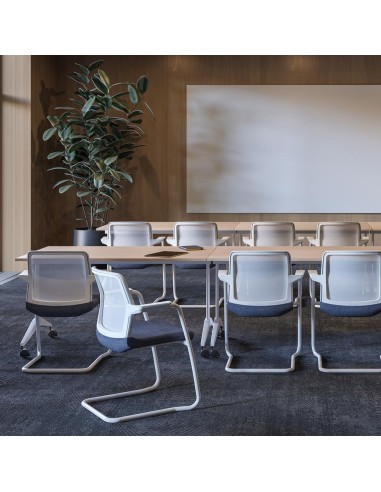 Salle de réunion à Bâle avec chaises luge WIND dos respirant.