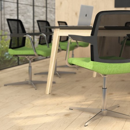 Chaises WIND pivotantes autour d'une table de réunion moderne en Suisse.