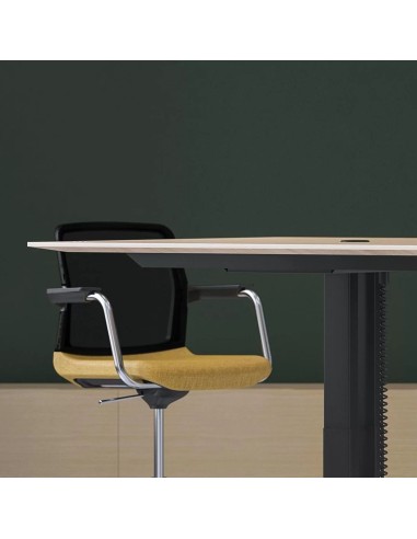 Table haute avec chaise à hauteur réglable respirante WIND jaune.