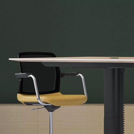 Table haute avec chaise à hauteur réglable respirante WIND jaune.