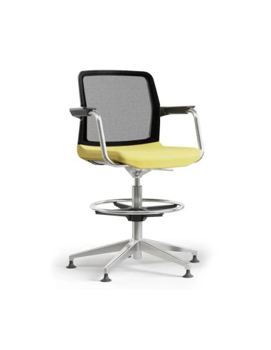 Chaise haute pivotante WIND avec dossier bas en maille, repose-pieds circulaire.