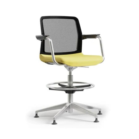 Chaise haute pivotante WIND avec dossier bas en maille, repose-pieds circulaire.