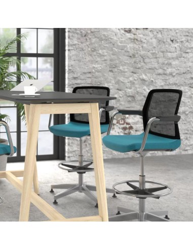 Chaises hautes WIND autour d’une table projet dans un espace de collaboration professionnel.
