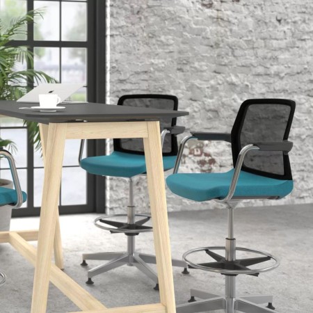 Chaises hautes WIND autour d’une table projet dans un espace de collaboration professionnel.