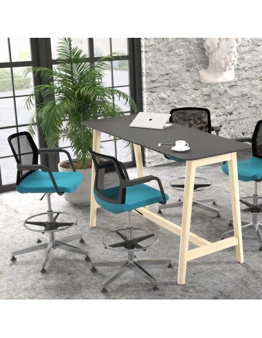 Table de réunion haute avec chaises pivotantes bleues dossier bas en résille WIND.