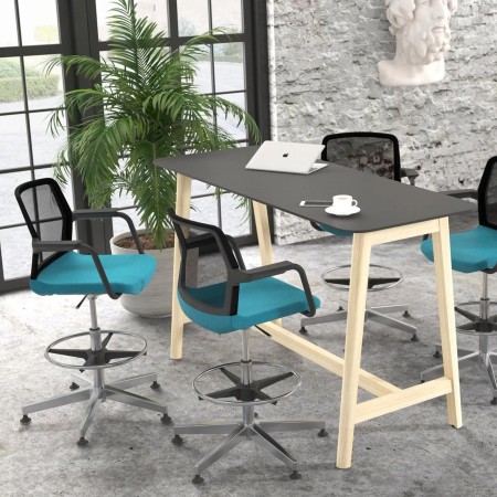 Table de réunion haute avec chaises pivotantes bleues dossier bas en résille WIND.