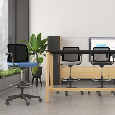 Chaise haute sur roulettes WIND avec accoudoirs en entreprise à Lausanne.