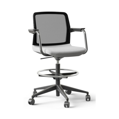 Chaise haute WIND sur roulettes avec dossier bas en maille, repose-pieds circulaire.