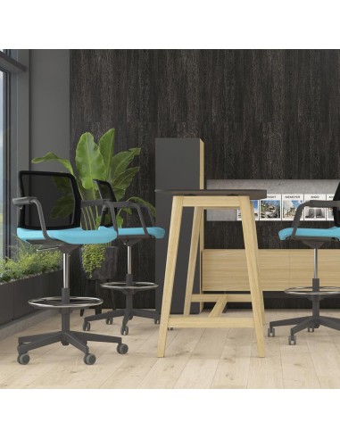 Salle de réunion à Berne avec chaises hautes pivotantes à roulettes WIND confortables.