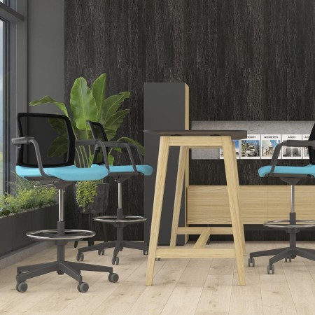 Salle de réunion à Berne avec chaises hautes pivotantes à roulettes WIND confortables.