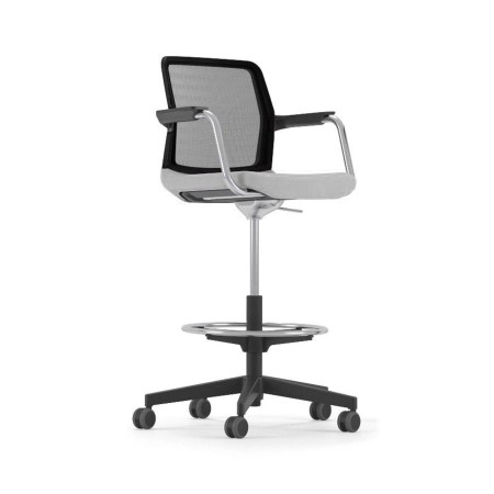 Siège haut à roulettes avec repose-pieds WIND pour tables hautes de réunion.