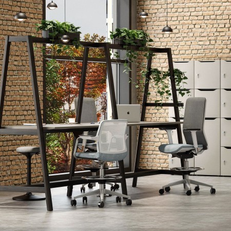 Table de coworking avec chaises hautes sur roulettes WIND dossier résille à Sierre.