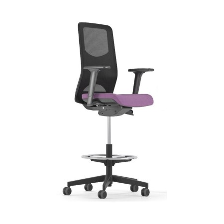 Chaise haute de travail WIND violette en résille avec roulettes et soutien lombaire.