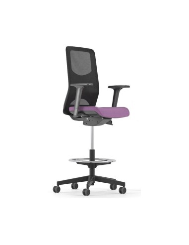 Chaise haute de travail WIND violette en résille avec roulettes et soutien lombaire.