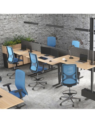 Chaise haute de travail WIND résille roulettes bleues dans un bureau à Martigny.