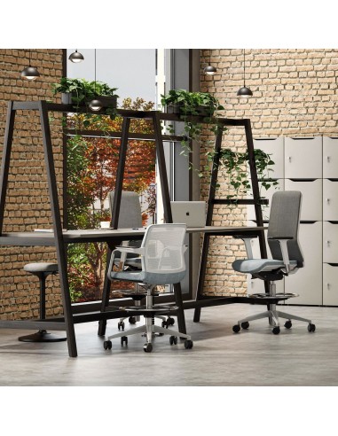 Table de coworking avec chaises hautes sur roulettes WIND dossier résille à Sierre.