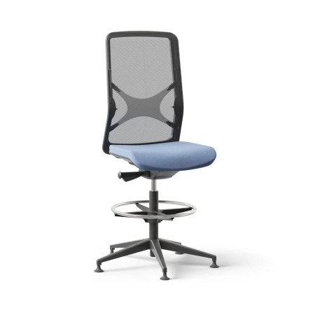 Chaise haute de travail WIND avec dossier résille, repose-pieds circulaire et base sur patins.