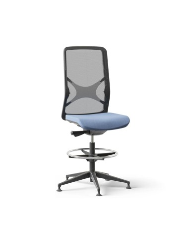 Chaise haute de travail WIND avec dossier résille, repose-pieds circulaire et base sur patins.