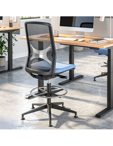 Chaise haute WIND avec patins devant un bureau assis-debout dans un espace professionnel à Lausanne.