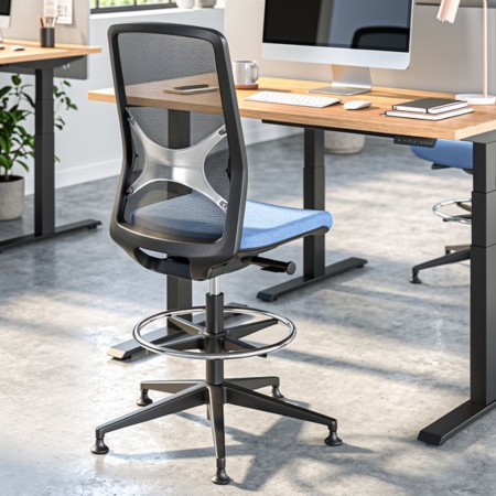 Chaise haute WIND avec patins devant un bureau assis-debout dans un espace professionnel à Lausanne.